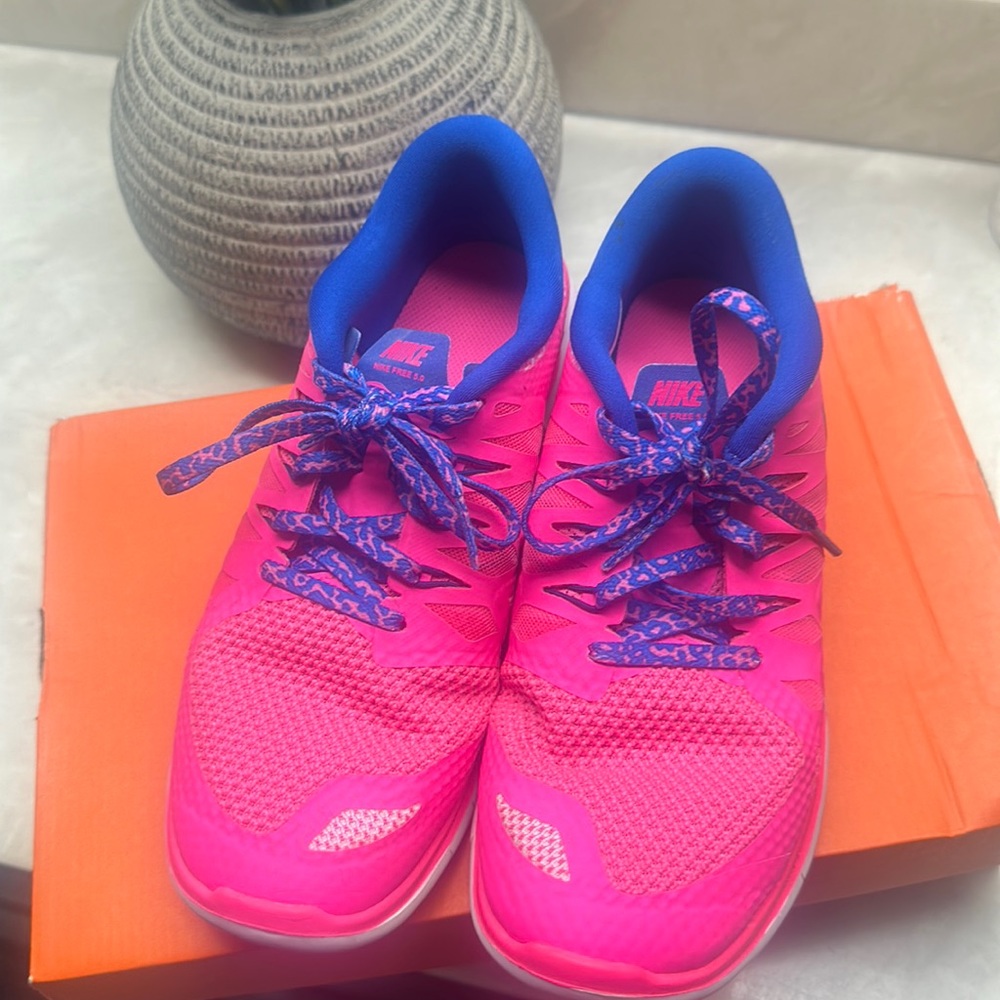 Pink youth nike free size 7 in youth